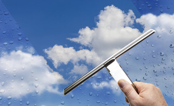 Regenwetter Regentropen auf Scheibe mit blauem Himmel