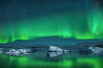 Foto op Plexiglas Noorderlicht IJsbergen onder noorderlicht
