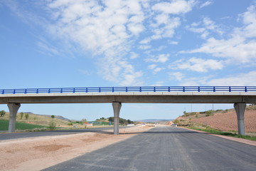 puente en carretera de nueva construccion en obras - obrazy, fototapety, plakaty