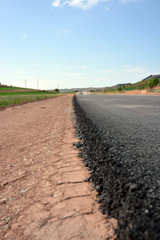 diferencia de nivel en asfalto en carretera en construccion