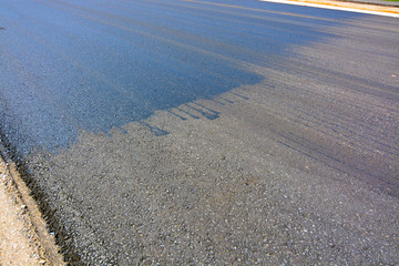carretera con asfalto reciente - obrazy, fototapety, plakaty