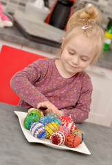 Jolie petite fille peinture des oeufs à Pâques