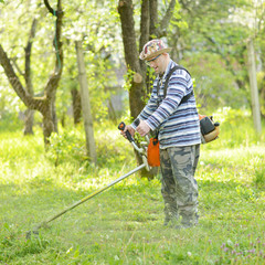 jardinier avec tondeuse