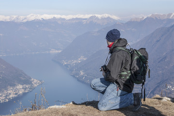 escursionista osserva il lago