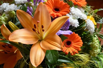 Bunter Blumenstrauß mit Lilie