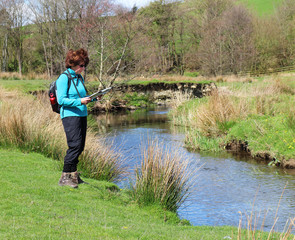 Lady Rambler reading a map