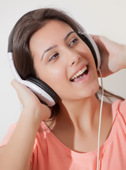 Naklejka premium Young girl listening music