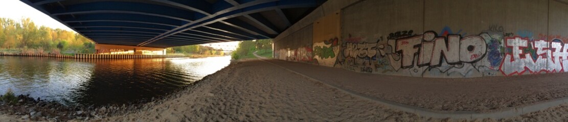 Fototapeta premium Unter einer Brücke