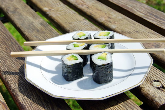 sushi au saumon et avocats