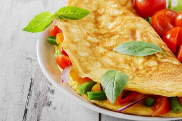 Abwaschbare Fototapete Omelette mit Gemüse und Kirschtomaten © koss13