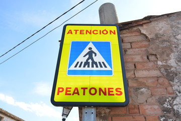 atención cruce de peatones