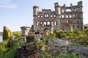 Papier Peint photo autocollant Rudnes Castle Ruins and Overgrown Garden