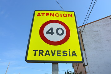 señal de control de velocidad en una travesía
