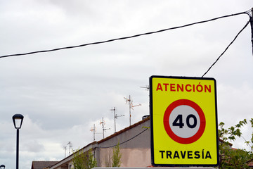 señal de control de velocidad en una travesía