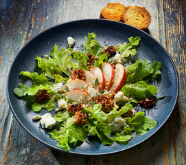 Pear, gorgonzola cheese and caramelized walnuts salad