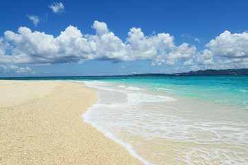 美しい沖縄のビーチと夏空