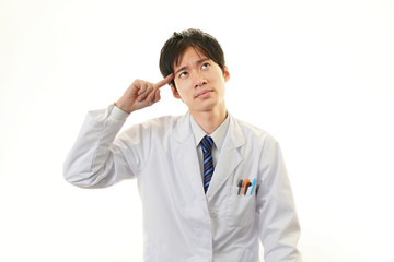 疲れた表情の医師