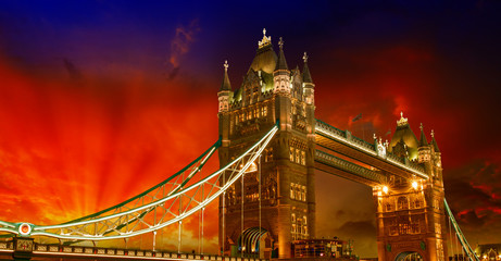 Fototapeta na wymiar London, The Tower Bridge lights show at sunset