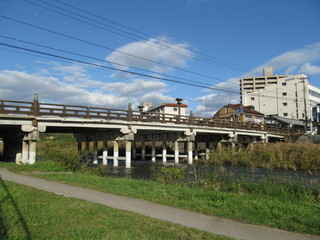 Fototapeta na wymiar 川と木造の橋