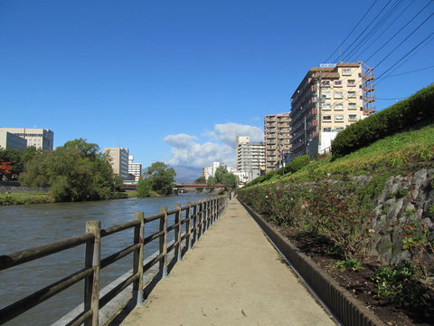 北上川と川辺の散策路