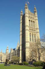 Fototapeta na wymiar Sculpture on Westminster Green with Parliament