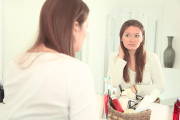 frau in badezimmer