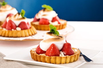 Erdbeertörtchen mit Vanillepudding und Baiser