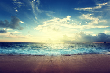 Fototapeta na wymiar zachód słońca na plaży na Seszelach