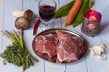 rohes Lammfleisch und Gemüse