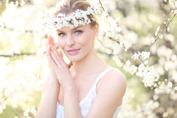 Beautiful spring blonde girl with flowers - obrazy, fototapety, plakaty
