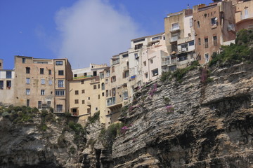 Fototapeta na wymiar maisons à flanc de falaise