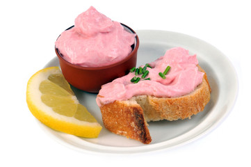 Tartine de tarama sur une assiette