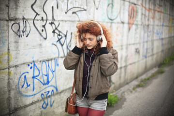 Obraz premium Beautiful girl listening to music