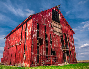 Weathered red wood rustic barn in America Midwest © Leigh Trail