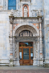 Fototapeta na wymiar Katedra w Como, elewacji i drzwi