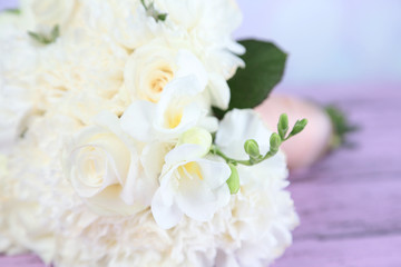 Obraz na płótnie Canvas Beautiful wedding bouquet on table on bright background
