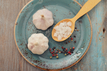 Obraz na płótnie Canvas Garlic with pepper and salt