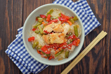 Rice noodles with chicken