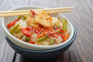 Rice noodles with chicken