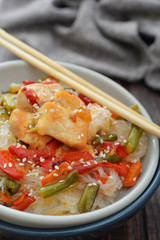 Rice noodles with chicken