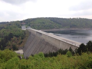 staudamm und grosser See mit Trinkwasser