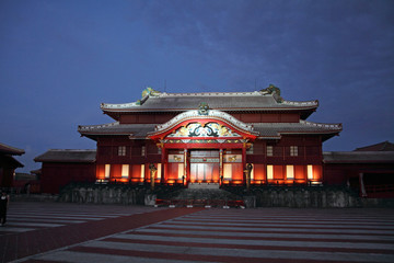 Obraz premium 首里城正殿のライトアップ