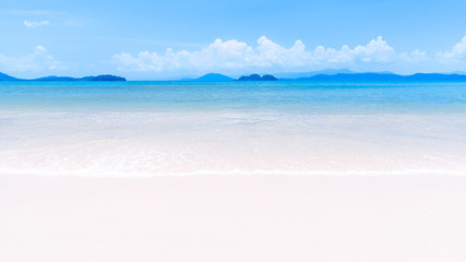 Fototapeta na wymiar White sand beach on tropical island