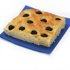 focaccia alle olive nere_ sfondo bianco