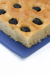 focaccia alle olive nere_ sfondo bianco