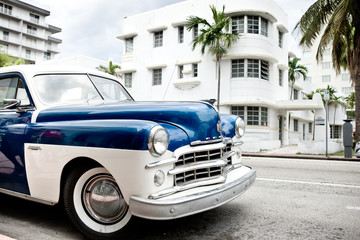 Vintage American car in Miami Beach - obrazy, fototapety, plakaty