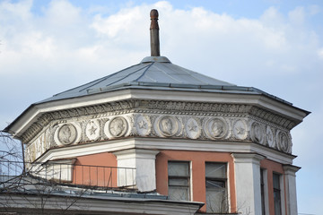 The building is in the style of Stalin in Kolpino.