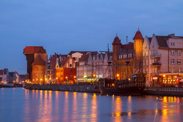 Fototapeta premium Motlawa river and old Gdansk at night