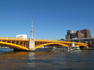Obraz premium 蔵前橋と船