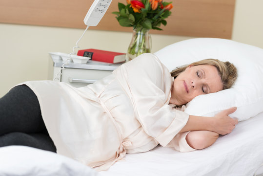 patientin schläft im krankenhaus
